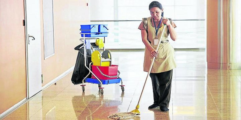 Mujer trapeando piso