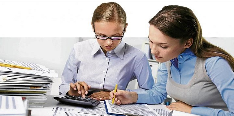 Mujeres en oficina revisando papeles