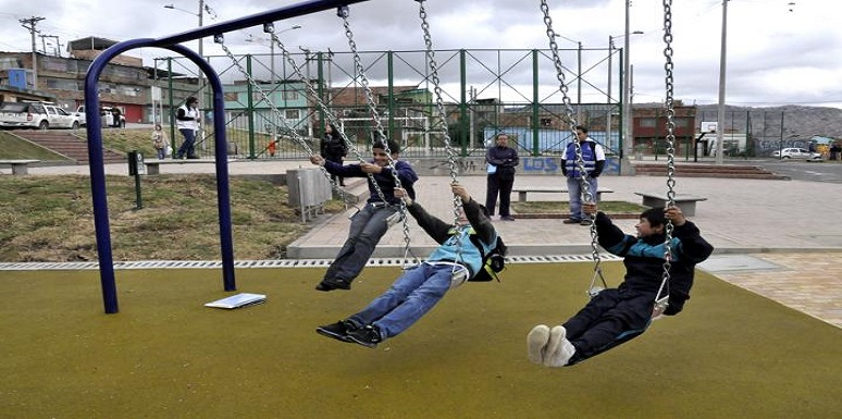 Niños felices montando columpio