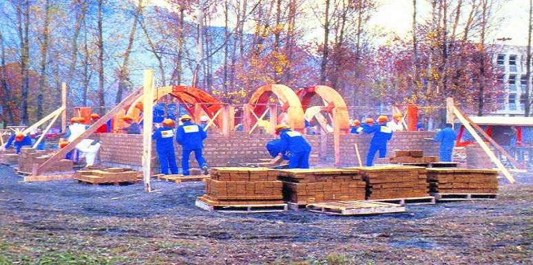 Obreros construyendo con ladrillos