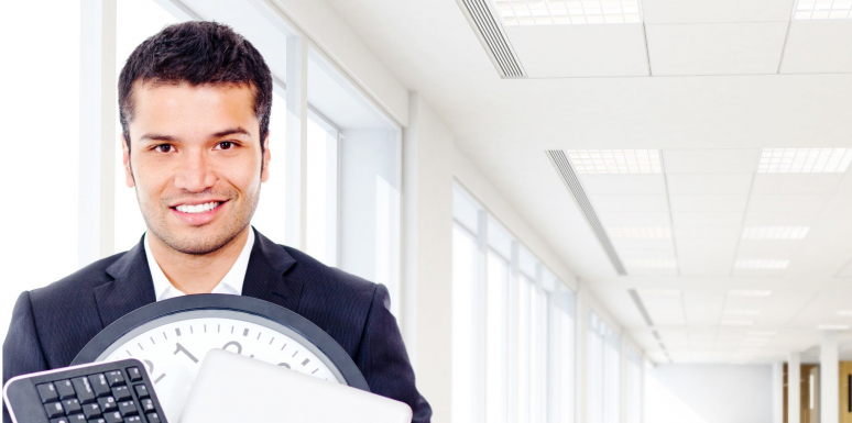 Hombre dentro de una oficina con objetos