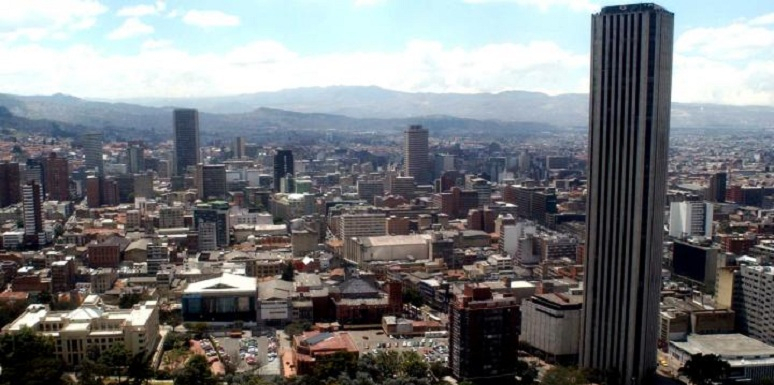Panorámica Bogotá con edificios y arboles  