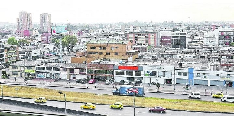 Panorámica  barrio, casas grandes sobre vía principal