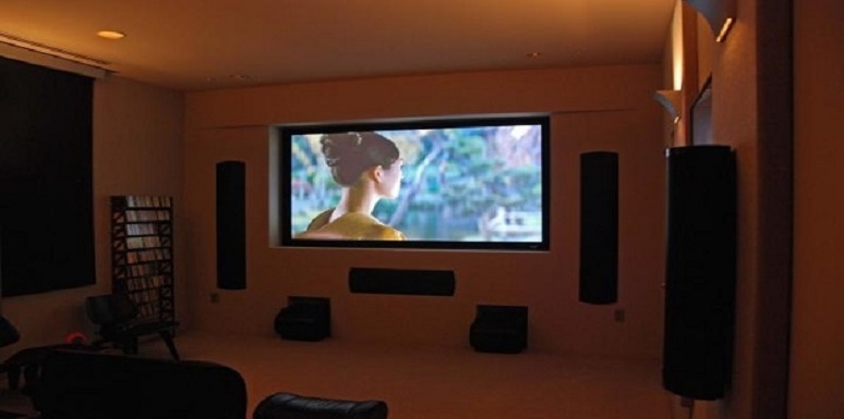 Pantalla gigante proyectando mujer de espaldas