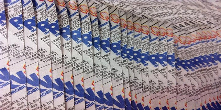 Papeles superpuestos formando figuras