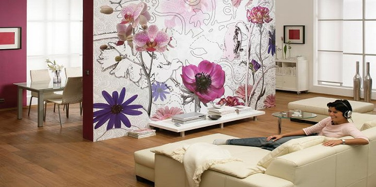 Pared con flores moradas y rosadas, mujer sentada en sofa 