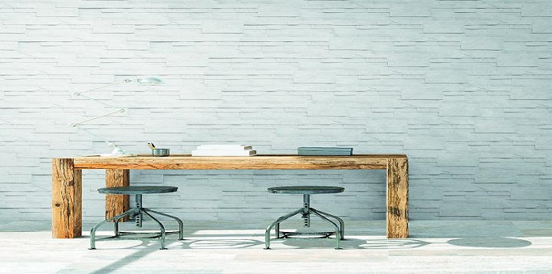 Pared con textura color aguamarina y escritorio en madera