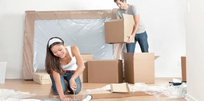 Pareja desempacando cajas y organizando