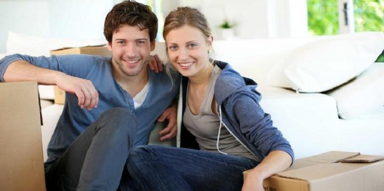 Pareja junto a cajas de cartón