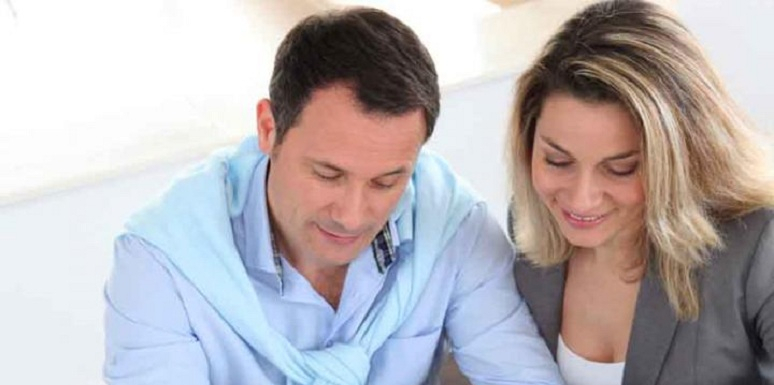 Pareja sentada revisando papeles
