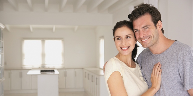 Pareja viendo un inmueble