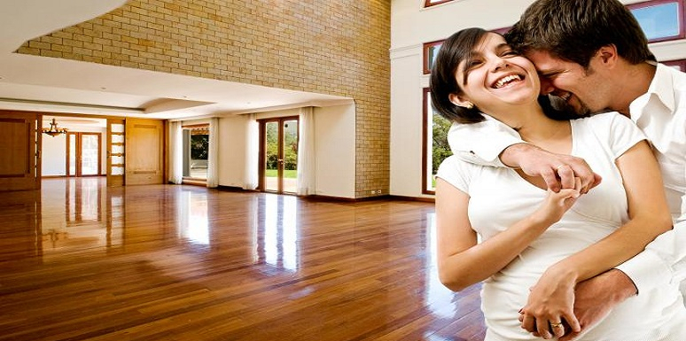 Pareja feliz en casa nueva