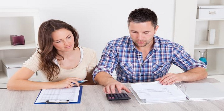 Pareja haciendo cuentas