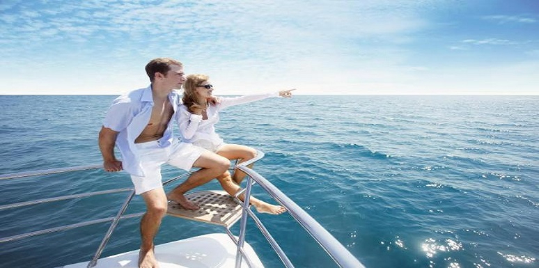 Pareja observando el mar desde yate