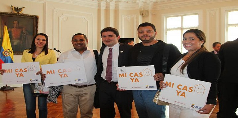 Personas con letrero en la mano que dice "Mi casa ya" 