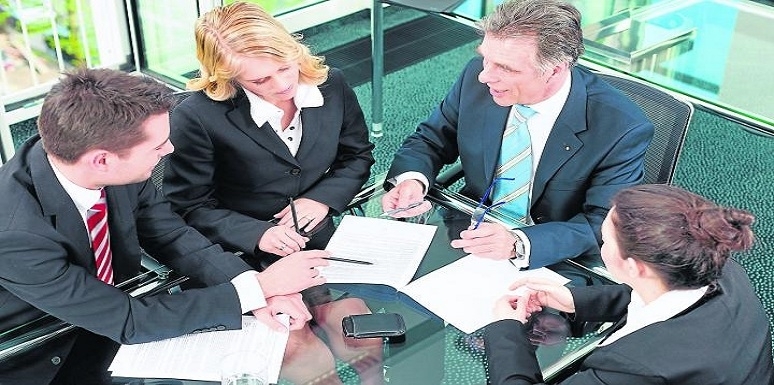 Personas reunidas en oficina