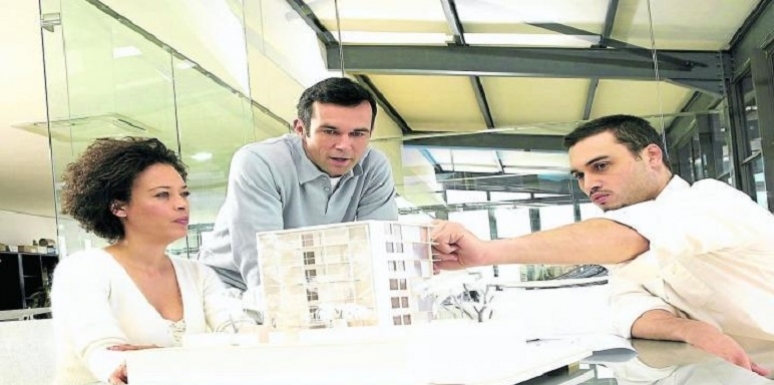 Personas revisando maqueta 