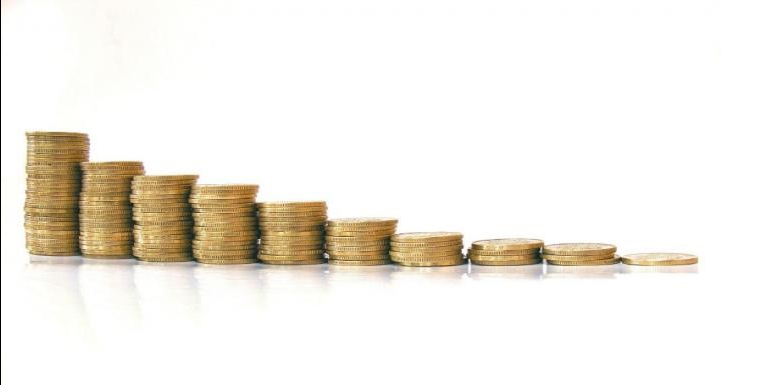 Pilas de monedas formando una escalera