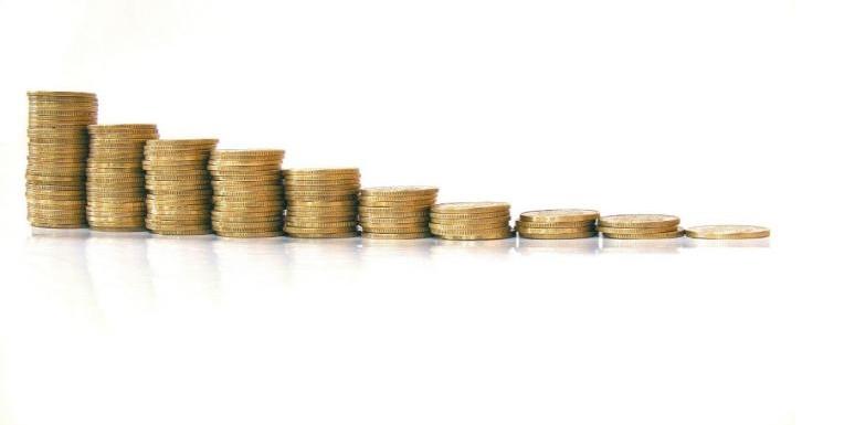 Pilas de monedas formando una escalera