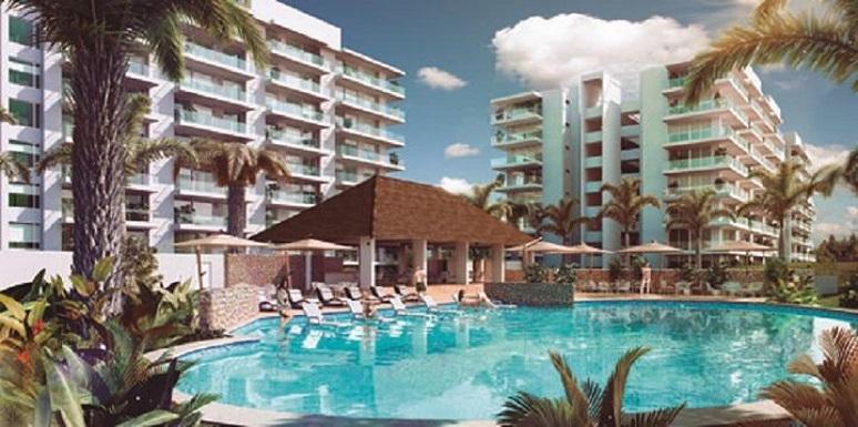 Piscina con palmeras edificio de fondo