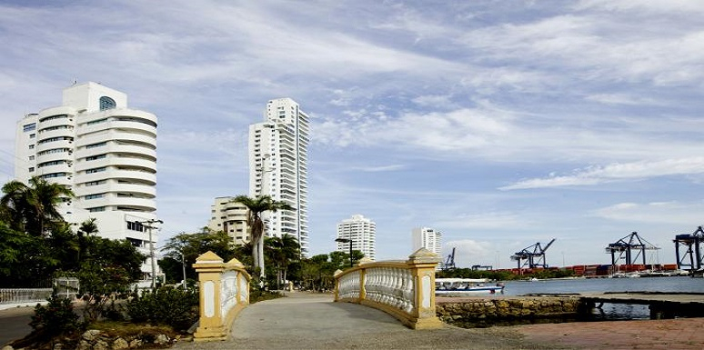 Puente estilo colonial con edificios modernos de fondo