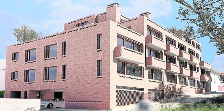 La fachada, sobre la carrera 6a, hace una reminiscencia a los balcones de la Candelaria