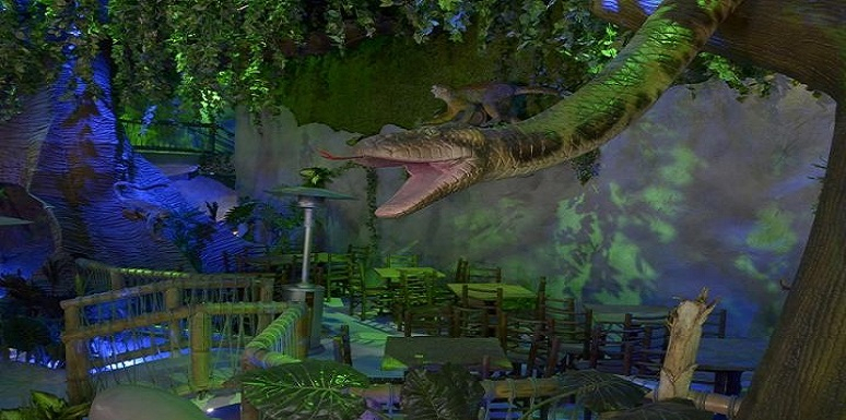 Una construcción eco sostenible de 401 metros cuadrado en forma de montaña reúne el ambiente amazónico en medio de una roca.