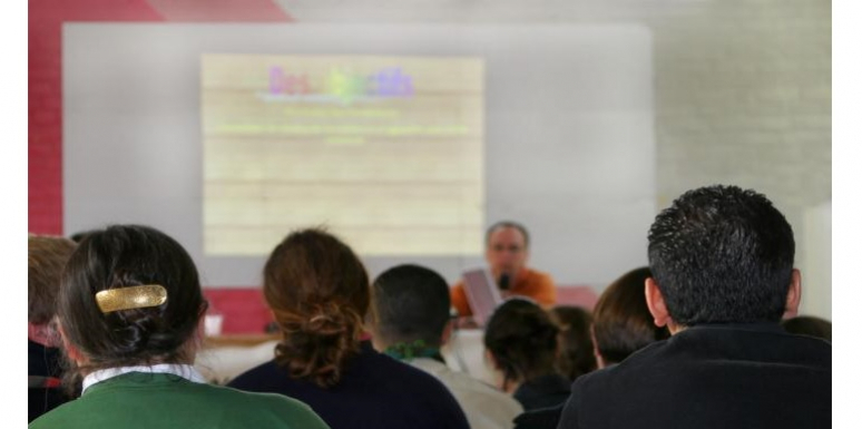 Reunión-de-personas-con-proyección-de-imagenes