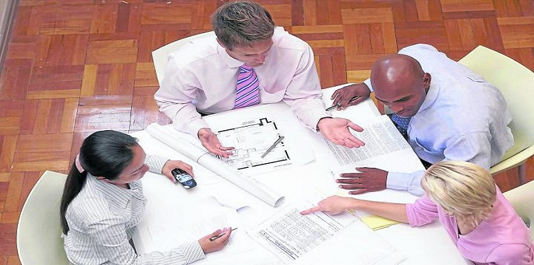 Reunión de personas con papeles sobre la mesa