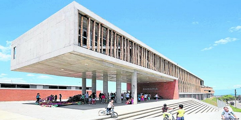 El colegio para 1.440 alumnos se integra al entorno urbano, a través de la buena utilización del concreto