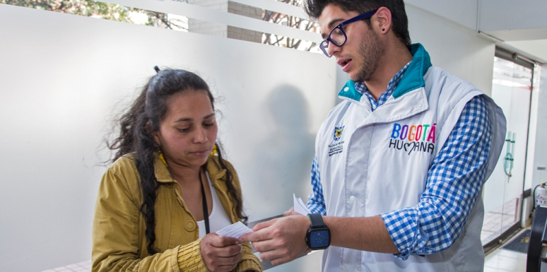Hábitat asesora a hogares interesados en adquirir vivienda en Bogotá