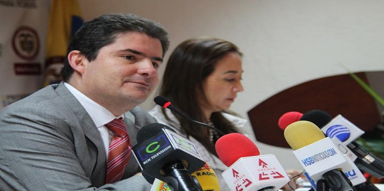 El Ministro de Vivienda acompañado por la presidenta de Camacol, Sandra Forero, en el momento que dio la noticia 