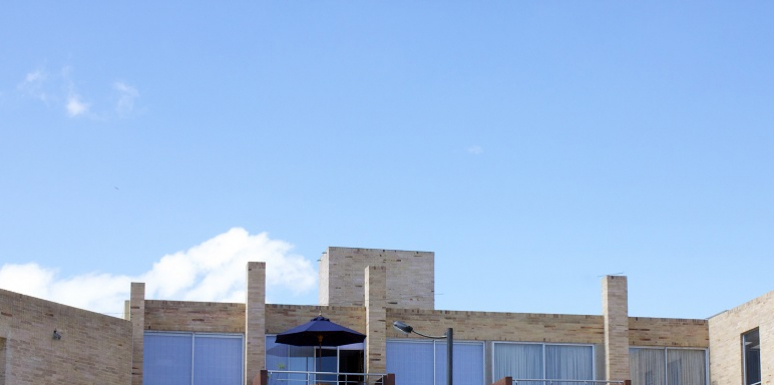 Fachada de casas en el Complejo Vivenza