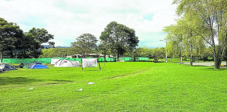 Zona verde con carpas